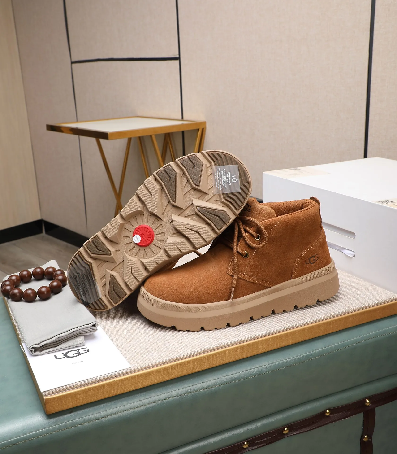 Men's shoes 💰620 Please note the quality of the original order and compare the thickness of the wool 🏮🏮 Popular UGG from Australia's warm luxury brand men's shoes, the official website is synchronized, Beckham men's style..., made of imported top-layer waxed cowhide, waxed toe cap, Australian genuine wool velvet lining Carefully sewn...Imported rubber Martin boots outsole (comfortable, soft and wear-resistant). I really like the quality..Exquisite workmanship. You can't put it down at first sight. Size 39-44